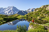 Frankreich, Hautes Alpes, Nationalpark Ecrins, Tal von Valgaudemar, La Chapelle en Valgaudemar, Reflexion von Sirac (3441m) auf dem See von Lauzon (2008m)