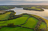 Luftaufnahme des Roadford Lake Reservoirs im Herbst, West Devon, England, Vereinigtes Königreich, Europa