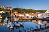 Boote festgemacht im Hafen von Mevagissey, Cornwall, England, Vereinigtes Königreich, Europa