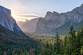Tunnelblickblick auf Yosemite Valley im Sonnenlicht des frühen Morgens, Yosemite, UNESCO-Weltkulturerbe, Kalifornien, Vereinigte Staaten von Amerika, Nordamerika