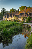 Frühfrühlingsmorgenansicht der schönen Cotswolds-Häuschen bei Arlington Row in Bibury, Gloucestershire, England, Vereinigtes Königreich, Europa