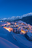 Traditionelles Bergdorf Ardez bedeckt mit Schnee in der Abenddämmerung, Engadin, Kanton Graubunden, Schweiz, Europa