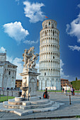 Touristen, die den Renaissancebrunnen und den Schiefen Turm von Pisa im Sommer, UNESCO-Weltkulturerbe, Pisa, Toskana, Italien, Europa bewundern