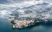 Nebel über Varenna Altstadt und Comer See nach einem Schneefall im Winter, Luftbild, Provinz Lecco, Lombardei, Italienische Seen, Italien, Europa