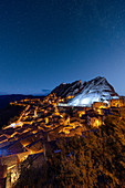 Sterne im Nachthimmel über der mittelalterlichen Stadt Pietrapertosa, Dolomiti Lucane, Provinz Potenza, Basilikata, Italien, Europa