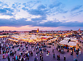 Jemaa el-Fnaa (Jemaa el-Fna) in der Abenddämmerung, auf dem Platz und auf dem Markt in der alten Medina, UNESCO-Weltkulturerbe, Marrakesch, Region Marrakesch-Safi, Marokko, Nordafrika, Afrika