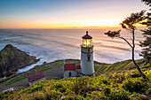 Heceta Head Lighthouse bei Sonnenuntergang, Florenz, Lane County, Oregon, Vereinigte Staaten von Amerika, Nordamerika