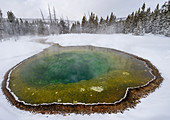 Morning Glory Pool mit Schnee und Reflexionen, Yellowstone-Nationalpark, UNESCO-Weltkulturerbe, Wyoming, Vereinigte Staaten von Amerika, Nordamerika
