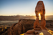 Untergehende Sonne durch Delicate Arch mit Sunburst, Arches National Park, Utah, Vereinigte Staaten von Amerika, Nordamerika