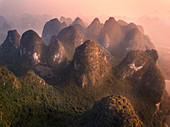 Luftaufnahme der Yangshuo-Berge im Li-Flussgebiet, Guangxi, China, Asien