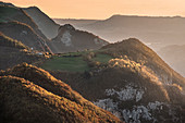 Sonnenuntergangslicht über Bergen, Lessinia, Venetien, Italien, Europa