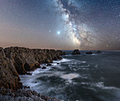 Langzeitbelichtung der Milchstraße über dem Kap von Pen Hir, Bretagne, Frankreich, Europa