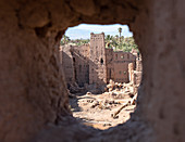 Kasbah-Ruinen gesehen durch ein altes Kasbah-Fenster, Marokko, Nordafrika, Afrika