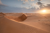 Sanddünen bei Sonnenuntergang in der Wahiba Sands Wüste, Oman, Naher Osten