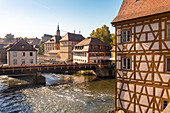 Deutschland, Bayern, Bamberg, Fachwerkhäuser und Brücke über den Fluss