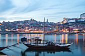 Portugal, Porto, traditionelle Rabelo-Boote am Fluss Douro in der Abenddämmerung