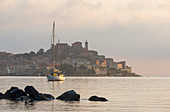 Blick auf Portoferraio im Morgengrauen, Insel Elba, Italien