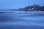 Polen, Pommern, Leba, Schloss an der Ostseeküste in der Abenddämmerung