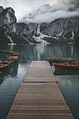 Italien, Pragser Wildsee, Dolomiten, Südtirol, Ruderboote vor Anker in der Nähe von Steg im Bergsee