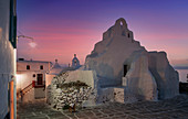 Griechenland, Kykladen, Mykonos, Paraportiani orthodoxe Kirche in der Abenddämmerung