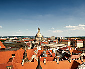 Blick über die Dächer Dresdens auf die Frauenkirche, Dresden, Deutschland