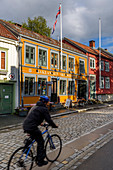 Fahrradfahrer im ehemaligem Arbeiterviertel Möllenberg, Trondheim, Norwegen