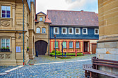 Kirchgasse an der Sankt Johannes der Täufer und Evangelist Kirche in Bad Rodach, Bayern,  Deutschland