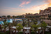 Pool des Saadiyat Rotana Resort & Villas bei Sonnenaufgang, Saadiyat Island, Abu Dhabi, Vereinigte Arabische Emirate, Naher Osten