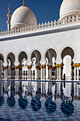 Spiegelung der Scheich-Zayid-Moschee (Sheikh Zayed Bin Sultan Al Nahyan Grand Mosque) in einem Wasserbecken, Abu Dhabi, Vereinigte Arabische Emirate, Naher Osten