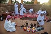 Arabische Kaffeezeremonie bei einem lokalen Festival, nahe Al Ain, Abu Dhabi, Vereinigte Arabische Emirate, Naher Osten