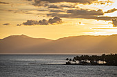 Palmen auf einer Halbinsel mit Bergen in der Ferne bei Sonnenuntergang, Barangay I, Romblon, Romblon, Philippinen, Asien