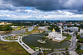 Luftaufnahme der Royal Barge und Omar Ali Saifuddien Moschee, Sungai Kedayan, Bandar Seri Begawan, Brunei-Muara District, Brunei, Asien