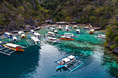 Luftaufnahme von traditionellen philippinischen Banca Auslegerkanus, die in der Lagune nahe des Kayangan-Sees liegen, Banuang Daan, Coron, Palawan, Philippinen, Asien