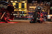 Niedrige Ansicht auf Motorräder und Bars im Szeneviertel ByWard Market bei Nacht, Ottawa, Ontario, Kanada, Nordamerika