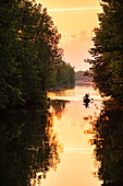 Paar paddelt Kanu in der Nähe der Schleusen Beveridge Locks am Fluss Tay River bei Sonnenuntergang, nahe Lower Rideau Lake, Ontario, Kanada, Nordamerika