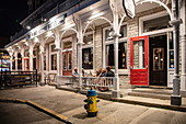 Menschen sitzen draußen vor der Bar The Prince George Hotel bei Nacht, Kingston, Ontario, Kanada, Nordamerika