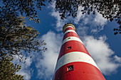 Blick hoch zum Leuchtturm von Ameland, nahe Hollum, Ameland, Westfriesische Inseln, Friesland, Niederlande, Europe