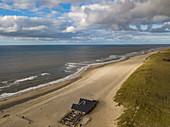 Luftaufnahme von Sandstrand, Dünenlandschaft und Strandpavillon nahe Den Hoorn, Texel, Westfriesische Inseln, Friesland, Niederlande, Europa