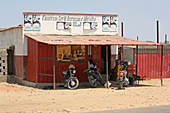 Angola; südlicher Teil der Provinz Cunene; Lebensmittelladen am Straßenrand; an der Nationalstraße EN110 bei Xangongo