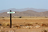 Angola; südlicher Teil der Provinz Namibe; Iona Nationalpark; Namib Wüste; Wegweiser nach Namibe 