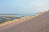 Angola; im südlichen Teil der Provinz Namibe; nördlicher Teil der Namib Wüste; Baia dos Tigres; Atlantikküste; große Sanddünen, die bis zum Meer reichen