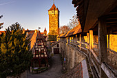 Historische Stadtmauer von Rothenburg ob der Tauber im Abendlicht, Mittelfranken, Bayern, Deutschland