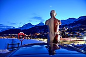 Abendliche Ansicht St. Moritz Dorf über den See, Engadin, Graubünden, Schweiz