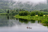 Lachsangler mit Holzbooten auf dem Fluss, Namdalen, Grong, Norwegen