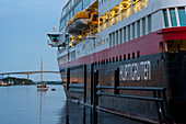 Hurtigruten-Schiff im Hafen, Bronnoysund, Norwegen