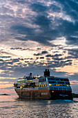 Hurtigruten Schiff im Hafen, Bronnoysund, Norwegen