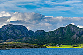 Blick vom Hurtigruten-Schiff Richard With zwischen Bronnoysund und Rörvik, Norwegen