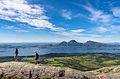 Wanderung auf den Gipfel Skjerdingen, "Die Sieben Schwestern" sieben Gipfel bei Sandnessjöen, Norwegen