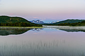 Blick auf den See Brennvikvatnet auf Hamarøy, Norwegen