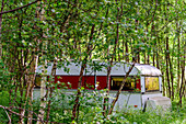 Alter Wohnwagen im Wald, Bergpanoramen und Schluchten entlang des Silvervägen (R 77) bis zum Junkerdal